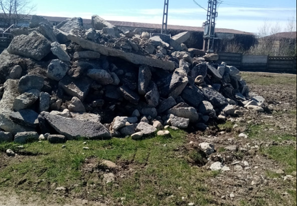 Deşeuri abandonate ilegal pe terenuri din Sectorul 3 care aparţin Ministerului Dezvoltării, Primăriei Bucureşti şi mai multor persoane fizice / Acţiune a Gărzii de Mediu - VIDEO