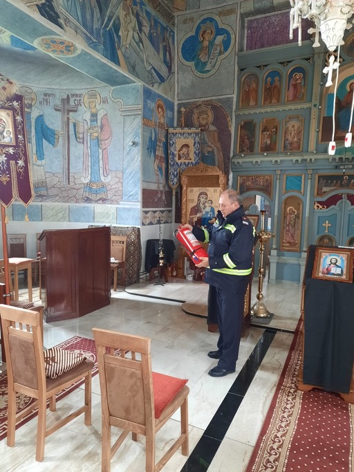 Aproape o mie de controale făcute de pompieri la lăcaşuri de cult şi unităţi de cazare, înaintea sărbătorilor / 130 de clădiri funcţionau fără autorizaţie, fiind aplicate amenzi de 2 milioane de lei