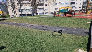 Tiroliană amplasată într-un parc din Râmnicu Vâlcea şi destinată copiilor sub 14 ani, distrusă de un grup de adolescenţi. Primăria anunţă că tinerii au fost prinşi şi că va solicita plata reparaţiilor - FOTO
