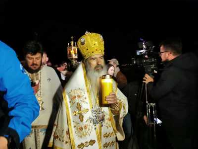 Arhiepiscopul Tomisului va aduce Sfânta Lumină de pe mare şi o va oferi credincioşilor înainte de miezul nopţii, în parcul Catedralei Arhiepiscopale 
