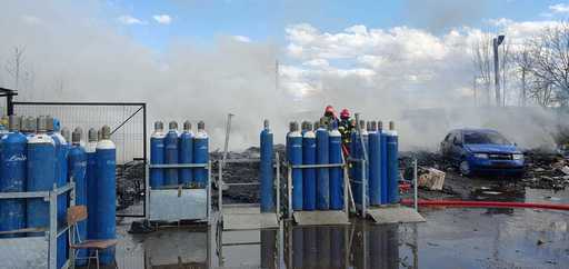 Un incendiu a izbucnit la un depozit de fier vechi din Alba Iulia, însă a fost rapid stins de către pompieri / Nu sunt victime - FOTO 