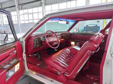 O emblemă a automobilelor americane, la RAR Vaslui: Cadillac Coupe DeVille, 1977 - FOTO