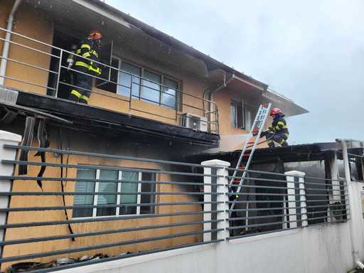 Giurgiu: Un bărbat şi fiul său, la spital din cauza unui incendiu provocat de o lumânare lăsată nesupravegheată