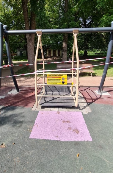 Accesul la un balansoar special pentru persoanele cu dizabilităţi, blocat la Bistriţa, după ce a fost folosit de copii fără dizabilităţi care s-au lovit / Mai mulţi minori au ajuns la spital cu traumatisme la picioare - FOTO / VIDEO