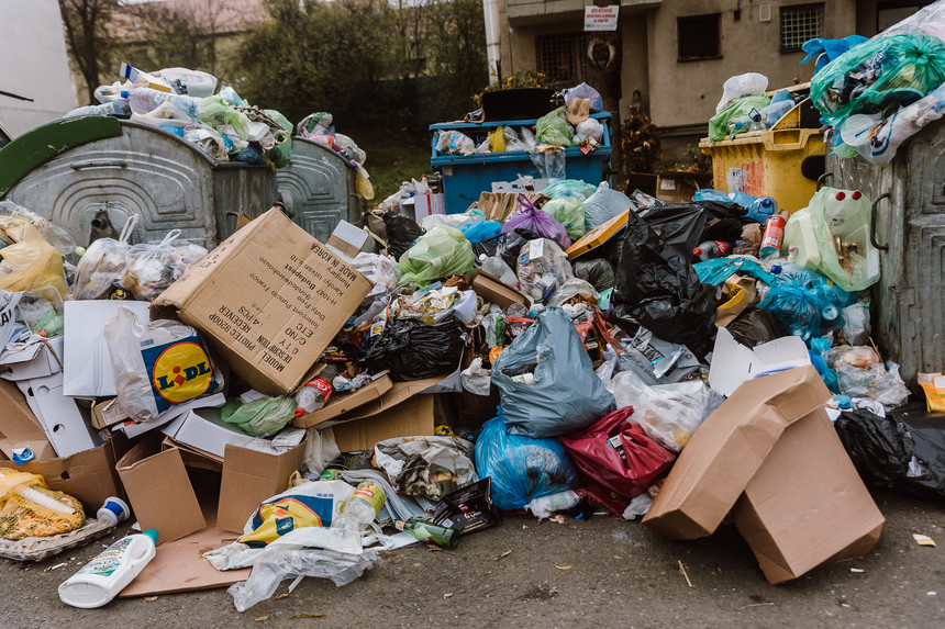 Târgu Mureş: 2.300 de tone de gunoi menajer, adunate pe domeniul public după ce oraşul a rămas fără operator de salubritate. Primăria cere Asociaţiei de Dezvoltare Intercomunitară să ia măsuri urgente şi propune încheierea de contracte temporare