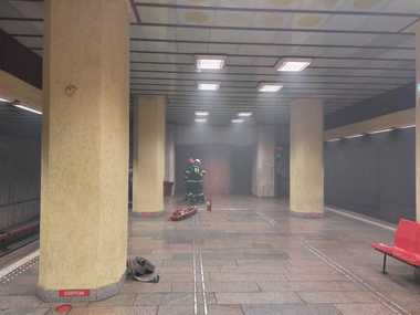 UPDATE - Degajare de fum la staţia de metrou Costin Georgian/ Călătorii sunt evacuaţi, iar circulaţia trenurilor este oprită/ Nu sunt victime/ ISU: S-a produs un scurtcircuit la consola şinei de contact. Incendiul este lichidat/ Circulaţia, reluată