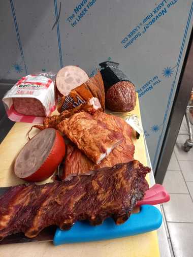 Amenzi de peste 280.000 de lei, date de Protecţia Consumatorilor Giurgiu în urma unor controale la magazine unde se vând alimente/ Au fost găsite frigidere neigenizate, cu fire de păr şi rugină, dar şi produse expirate sau depozitate necorespunzător - FOTO
