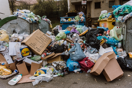 Primăria Târgu Mureş anunţă că începe ridicarea tonelor de deşeuri adunate pe străzi după ce oraşul a rămas fără operator de salubritate de peste două săptămâni 