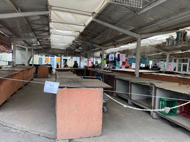 ANPC a dat amenzi de aproape 200.000 de lei comercianţilor din Piaţa Gorjului şi din Piaţa Veteranilor din Bucureşti / Printre nereguli, produse expirate, mărfuri fără documente de provenienţă şi mizerie

