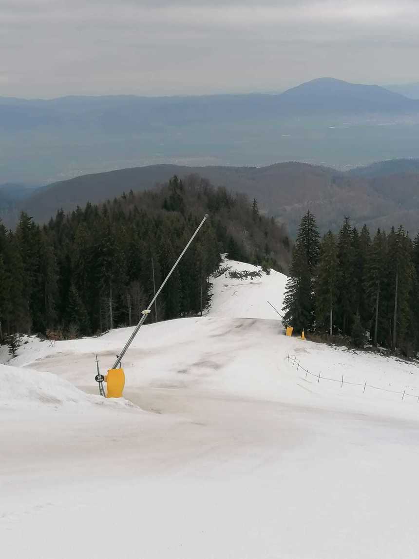 Primăria Braşov anunţă că în 23 aprilie se închide oficial sezonul de iarnă 2022-2023. În Poiana Braşov se mai schiază doar în partea superioară a masivului Postăvaru