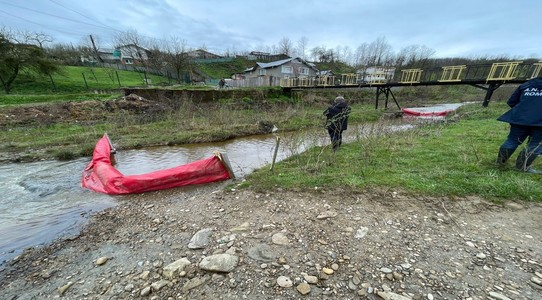 Apele Române anunţă că poluarea de pe râul Lopatna a fost stopată / Cursul de apă a fost afectat pe o lungime de 900 de metri de ţiţeiul scurs din conductă / În zonă au fost montate mai multe baraje absorbante şi de retenţie 
