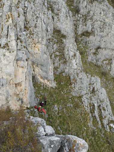 Alba: Doi tineri care au rămas blocaţi într-o zonă abruptă din Piatra Secuiului, ajutaţi de salvamontişti să coboare - FOTO