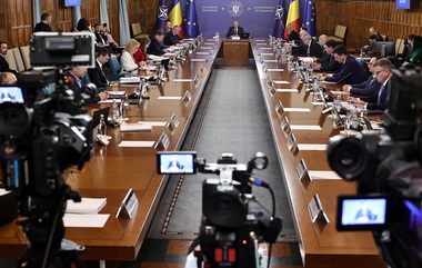 Cheltuieli de personal la nivelul de anul trecut şi suspendarea angajărilor în instituţiile publice, interdicţia cumulului pensie- salariu, dar şi a achiziţionării de maşini şi mobilier, în varianta de lucru a ordonanţei privind reducerea cheltuielilor