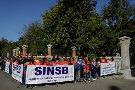 Grevă japoneză a sindicaliştilor din Institutul Naţional de Statistică / Protestează salariaţii din Bucureşti şi din 26 de direcţii teritoriale / Revendicările sindicaliştilor

