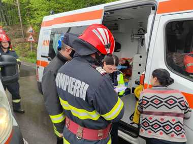 Buzău: Toate cele zece victime din accidentul rutier sunt conştiente şi stabile / Adulţii au suferit multiple traumatisme, iar majoritatea copiilor au făcut atac de panică
