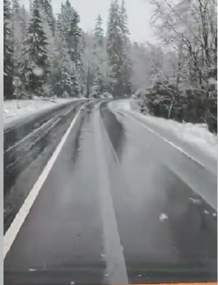 Drumarii intervin cu utilaje de deszăpezire pe DN 15, în judeţul Harghita - VIDEO
