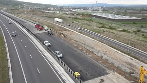 Tronsonul din autostrada A10 Sebeş-Turda care, la finalul lunii ianuarie, s-a rupt a fost asfaltat - FOTO, VIDEO