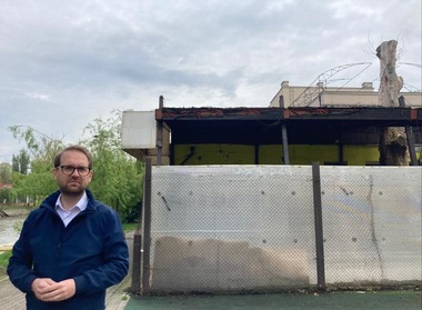 Primarul Timişoarei Dominic Fritz anunţă că a semnat dispoziţii pentru demolarea teraselor ridicate fără autorizaţie sau aviz ISU pe maul râului Bega