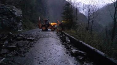 Trafic blocat pe DN 67C, în judeţul Alba, din cauza căderilor de pietre de pe versanţi - FOTO