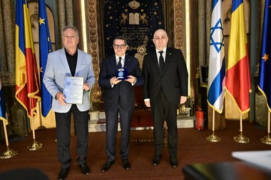 Eduard Hellvig a primit cea mai înaltă distincţie a Federaţiei Comunităţilor Evreieşti din România, pentru contribuţia majoră la protejarea comunităţilor evreieşti, implicarea deosebită în combaterea antisemitismului şi a negaţionismului Holocaustului
