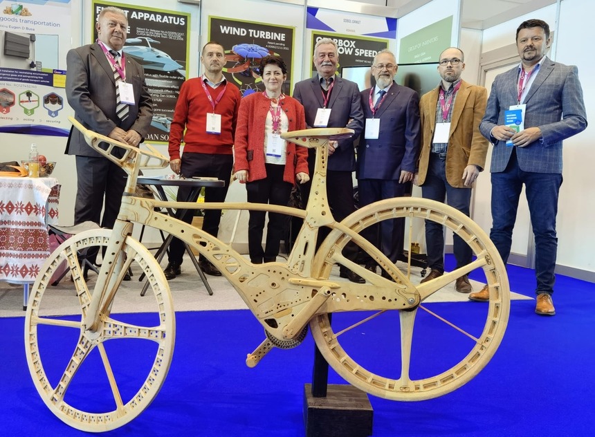 Cea mai uşoară bicicletă din lume, realizată de inventatori din Arad, atracţie la Salonul Mondial de Invenţii de la Geneva
