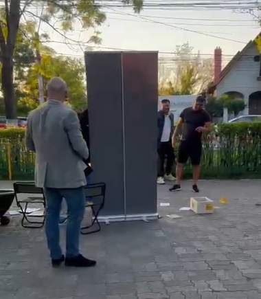 UPDATE - O echipă a filialei AUR Ilfov a fost agresată fizic de un bărbat în faţa Primăriei Voluntari / Poliţia Locală nu a intervenit împotriva agresorului / Precizările IPJ Ilfov - VIDEO