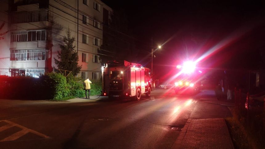 Mureş: Incendiu într-un apartament situat la parterul unui bloc / 12 locatari au fost evacuaţi  / O persoană cu atac de panică, preluată de echipajele medicale