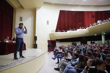 Fostul luptător de K1 Cătălin Moroşanu, în campanie anti-bullying, la şcoli din Buzău: Morcoveaţă, Grasu, Roşcovanu  au fost primele mele porecle încă de când am păşit pe băncile şcolii. Eram şi fiul învăţătoarei şi luam cel mai des bătaie - FOTO 