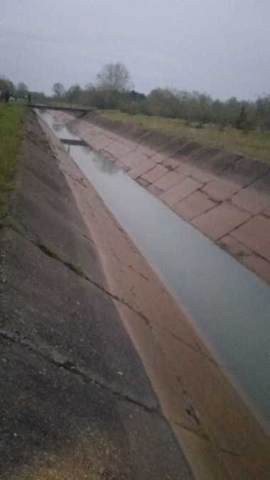 Suceava: Copil de cinci ani, mort după ce a căzut cu bicicleta într-un canal cu apă / Trupul său a fost descoperit la 2 kilometri de locul în care a fost văzut ultima dată