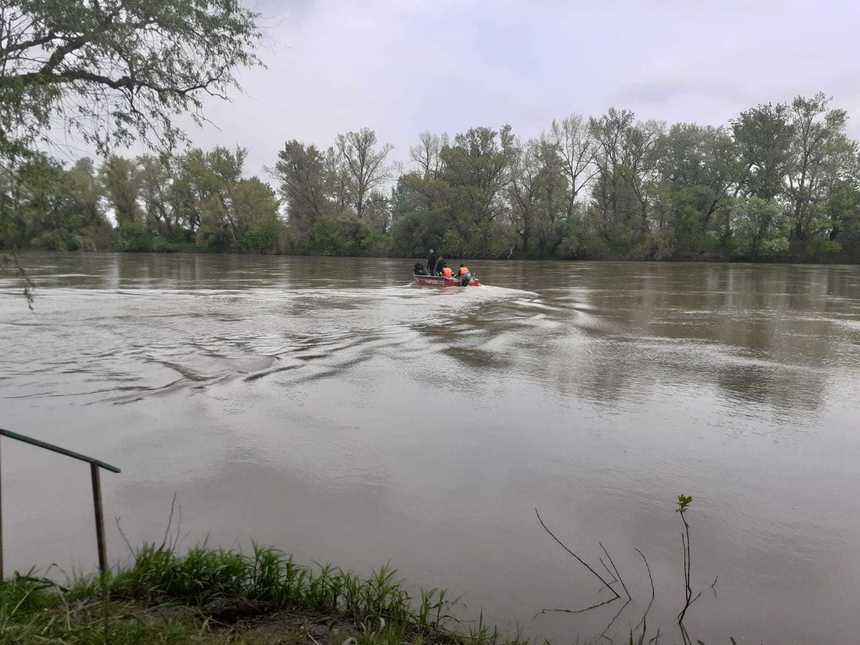 Barcă răsturnată în râul Mureş – Cadavrul recuperat de scafandri a fost identificat / Este un bărbat de 29 de ani din Arad, tatăl copilului care a murit în seara accidentului şi al unuia dintre cei doi copii dispăruţi


