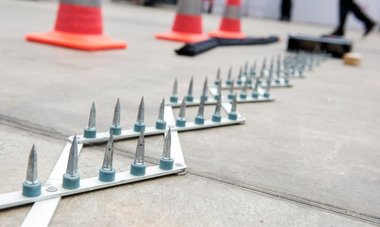 Noi dotări achiziţionate de Poliţia Română: Puşti semiautomate cu lunetă, pistoale automate, benzi cu cuie pentru oprirea maşinilor şi brăţări electronice / Se mai cumpără un sistem complex de monitorizare a traficului auto