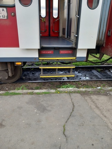 Amenzi de aproape 700.000 de lei, date de ANPC în urma controalelor făcute în domeniul transportului feroviar/ Au fost găsite geamuri ale vagoanelor de tren şi uşi de acces fisurate, toalete neigienizate, săli de aşteptare cu păianjeni pe pereţi 
