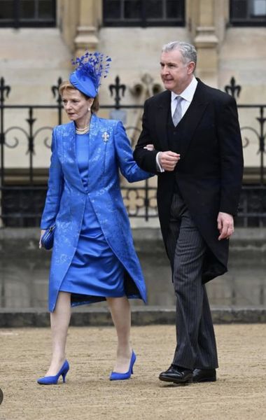 Ţinutele purtate de Carmen Iohannis şi de către Majestatea Sa Margareta, Custodele Coroanei Regale a României, la încoronarea Regelui Charles al lll-lea, create de casa de modă Irina Schrotter - FOTO