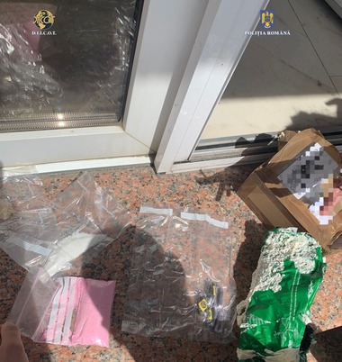 Constanţa: Trei cetăţeni străini au fost arestaţi preventiv pentru că ar fi încercat să vândă droguri la Festivalul Sunwaves / Aceştia au fost prinşi când ridicau un colet din Spania unde se aflau droguri - VIDEO
