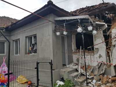 Vâlcea: Explozie într-o locuinţă din Călimăneşti / În urma deflagraţiei casa nu mai poate fi locuită - FOTO