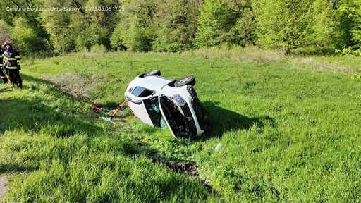 Accident spectaculos în judeţul Braşov / Trei persoane au fost rănite după ce o maşină s-a răsturnat în afara şoselei