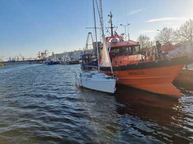 Un velier cu trei persoane la bord, care plutea în derivă în Marea Neagră, în zona Vama Veche, remorcat de o navă a Agenţiei Române de Salvare a Vieţii Omeneşti pe Mare - VIDEO