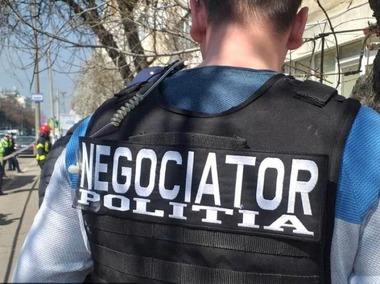 Bărbatul din Chiajna care s-a baricadat în casă cu fiica sa, alungând-o pe mama copilei, a fost arestat preventiv pentru 30 de zile / El este acuzat de lipsire de libertate şi de violenţă în familie