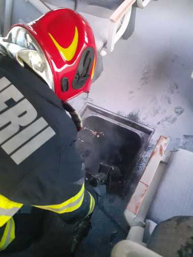 UPDATE - Cluj: Incendiu la un tren de călători / Peste o sută de persoane s-au evacuat / Precizările CFR
