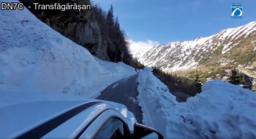 Drumarii au început operaţiunile pentru deszăpezirea Transfăgărăşanului/ Stratul de zăpadă are peste 5 metri grosime în unele zone/ Se estimează că drumul va fi deschis circulaţiei la jumătatea lunii iunie - VIDEO