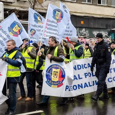 Sindicalişti din Poliţie: Aplicaţi legea salarizării şi umpleţi deficitul de poliţişti! Altfel, strada va fi ocupată de infractori!

