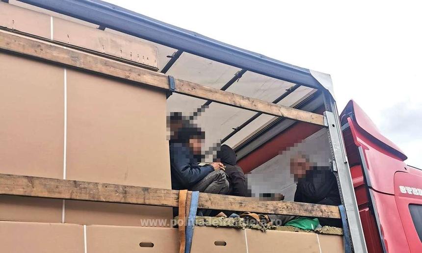 Aproape 40 de migranţi au încercat să iasă ilegal din România, spre vestul Europei, ascunşi în TIR-uri care transportau frigidere şi biciclete