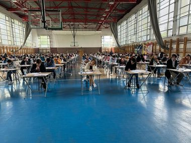Sesiune extraordinară de Rezidenţiat - 962 de candidaţi pe 626 de locuri, multe fiind în specialităţi deficitare / Patru ore pentru 200 de întrebări / Ministrul Sănătăţii, prezent la centrul de examen
