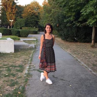 Mărturia unei femei care s-a tratat de cancer: Mi-am dorit să trăiesc / Am sâni cumpăraţi şi construiţi de la zero, dar nu m-am simţit niciodată mai femeie. Încerc să învăţ să mă pun pe primul plan / Şi-a pierdut ambii părinţi din cauza cancerului