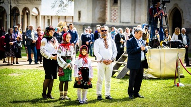 IPS Calinic, decalog al familiei, formată din femeie şi bărbat, de Ziua Internaţională a Familiei: Nu daţi curs intrigilor mărunte / Asiguraţi cele necesare traiului, prin muncă cinstită / Acordaţi copiilor timpul necesar creşterii



