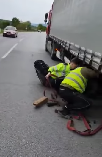 Doi agenţi de poliţie din Simeria au ajutat şoferul unui TIR care rămăsese imobilizat într-o intersecţie să repare pana, iar altul a dirijat traficul pentru a fluidiza circulaţia / În zonă se formaseră coloane de maşini în toate direcţiile - VIDEO