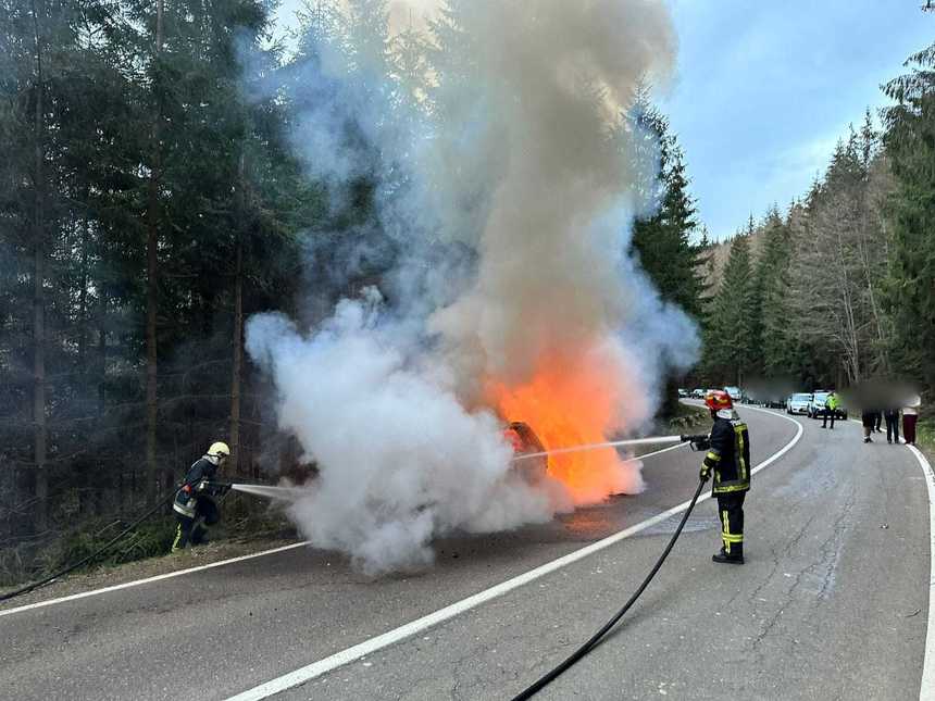 O maşină a luat foc în zona Pasului Palma din judeţul Suceava şi exista pericol de extindere la pădure


