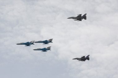 Ministrul Apărării: Situaţia din Ucraina ne arată cât de important este pentru orice ţară să îşi poată garanta securitatea spaţiului aerian/ Aviaţia militară a României va continua să apere, alături de forţele aliate, spaţiul aerian naţional - FOTO