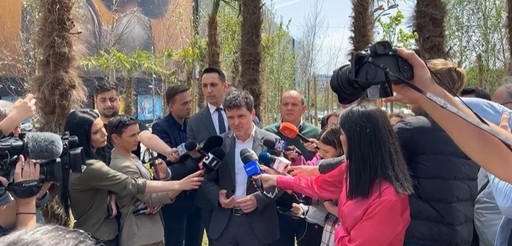 Nicuşor Dan: Poliţia locală a venit sâmbătă şi a găsit un cetăţean bulgar care coordona nişte cetăţeni nepalezi care nu aveau niciun act şi care plantau aceşti palmieri / Nu se potrivesc deloc, Bucureştiul nu este o ţară exotică / Asta e sfidare