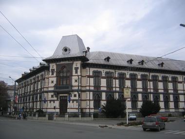 Bucată de tencuială, desprinsă dintr-un tavan la Colegiul Naţional ”Tudor Vladimirescu” din Târgu Jiu. Incidentul, în timpul unei expertize făcute la podul clădirii, afectate de cutremurele din acest an